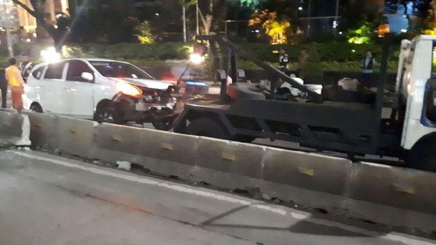 Mobil Daihatsu Sigra Tabrak Separator Busway di Kuningan