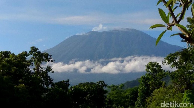 Nekat Mendaki Gunung Agung, 2 WN Australia Sempat Ditahan Nekat Mendaki Gunung Agung, 2 WN Australia Sempat Ditahan