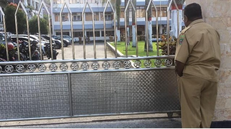 Pagar Gedung Dikunci bagi PNS Ambon yang Telat Upacara Perdana 2018 Pagar Gedung Dikunci bagi PNS Ambon yang Telat Upacara Perdana 2018