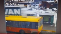 Ngeri, Truk Ini Terobos Trotoar dan Hampir Tabrak Halte Bus Ngeri, Truk Ini Terobos Trotoar dan Hampir Tabrak Halte Bus