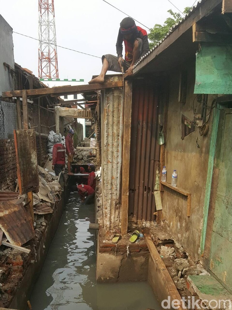 Puluhan Bangli di Wonokromo Ditertibkan Puluhan Bangli di Wonokromo Ditertibkan