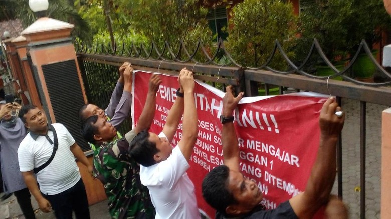 Hore! Segel di SDN Kranggan I Akhirnya Dibuka Hore! Segel di SDN Kranggan I Akhirnya Dibuka