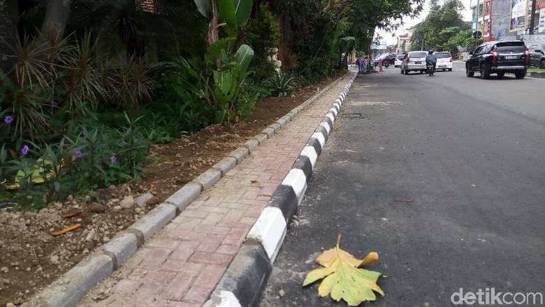 Dampak Pembangunan Overpass, Trotoar di Solo Ini Jadi Selebar 50 Cm Dampak Pembangunan Overpass, Trotoar di Solo Ini Jadi Selebar 50 Cm