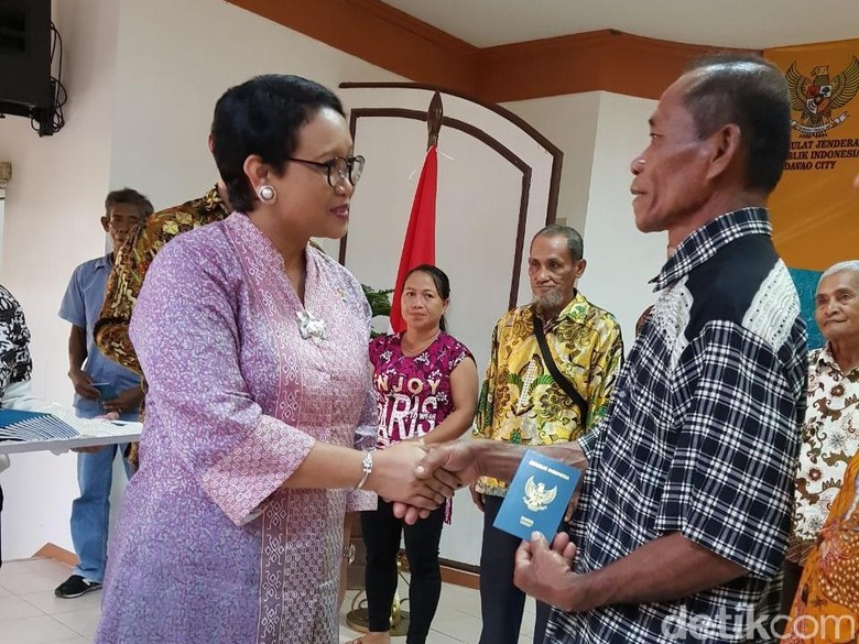 Menlu Bagikan Paspor untuk Keturunan Indonesia di Filipina Selatan Menlu Bagikan Paspor untuk Keturunan Indonesia di Filipina Selatan