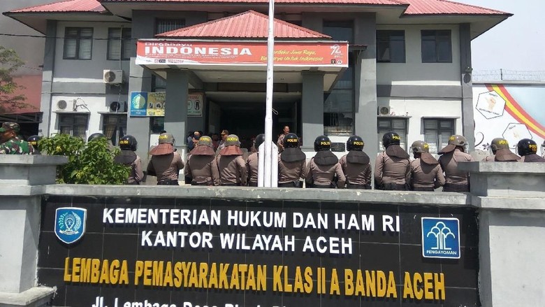 Mencekam! Napi LP Banda Aceh Bakar dan Lempari Petugas