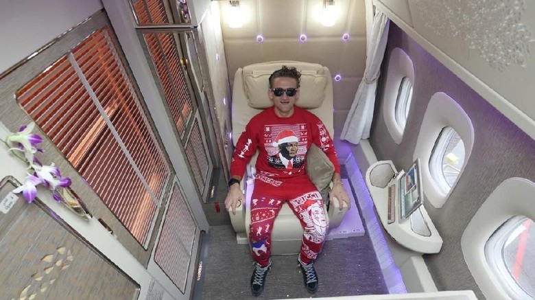 Youtuber Casey Neistat yang sedang mereview kabin first class Emirates (Casey Neistat/Youtube) Youtuber Casey Neistat yang sedang mereview kabin first class Emirates (Casey Neistat/Youtube)