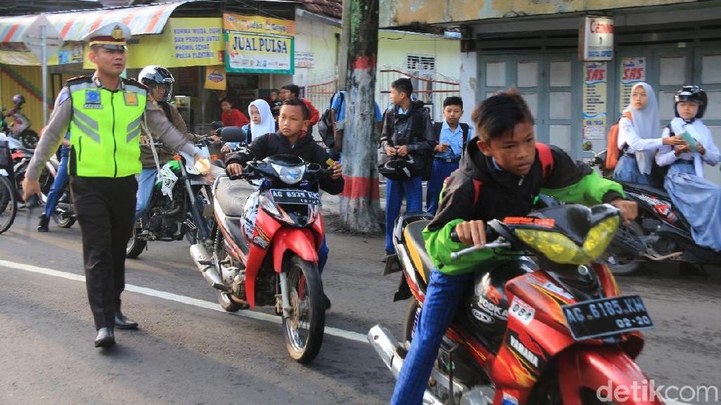 Ribuan Pelajar di Blitar Bahayakan Diri Saat ke Sekolah Ribuan Pelajar di Blitar Bahayakan Diri Saat ke Sekolah