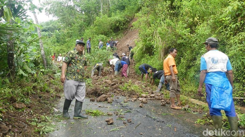 Tebing Longsor di Banjarnegara Tutup Jalan Kabupaten Tebing Longsor di Banjarnegara Tutup Jalan Kabupaten
