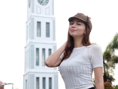 Foto: Gaya Liburan Presenter Bola Seksi, Sandra Olga Foto: Gaya Liburan Presenter Bola Seksi, Sandra Olga