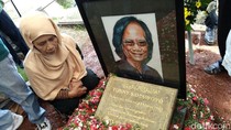 Haru di Pemakaman Yon Koeswoyo, Jennifer Dunn Ditahan 20 Hari Haru di Pemakaman Yon Koeswoyo, Jennifer Dunn Ditahan 20 Hari