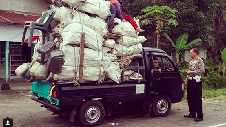 Jangan Ditiru, Mobil Bak Ini Malah Buat Angkut Barang dan Orang Jangan Ditiru, Mobil Bak Ini Malah Buat Angkut Barang dan Orang