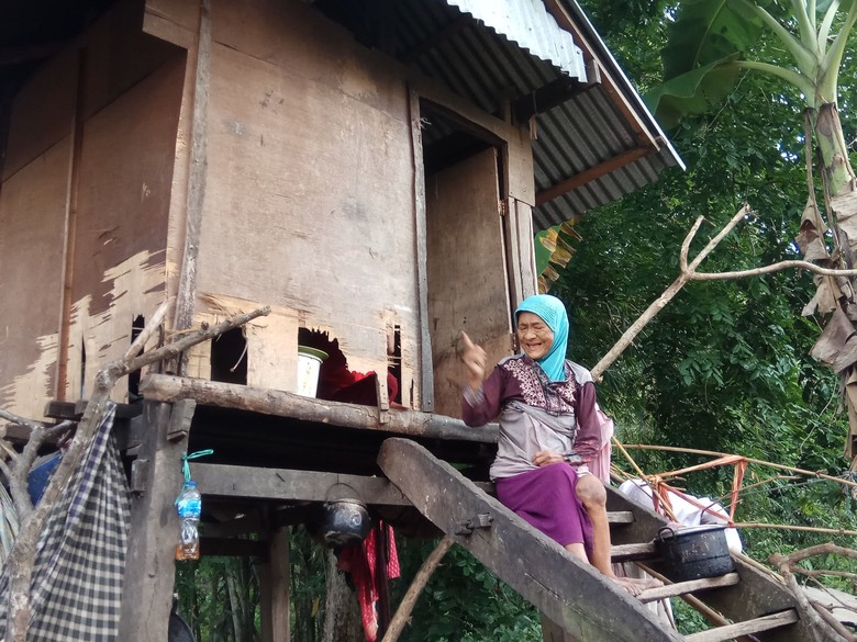 Kisah Nenek di Bone yang Tinggal di Gubuk Reyot Bersama Anaknya