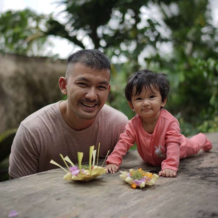 Parah Baby Sal Anak Rio Dewanto Dan Atiqah Hasiholan Sunbathing