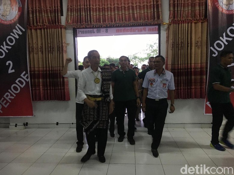 Tiba di Pulau Rote, Jokowi Langsung Temui Relawan Bara JP