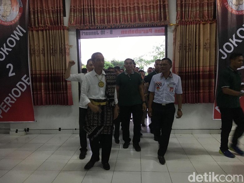 Tiba di Pulau Rote, Jokowi Langsung Temui Relawan Bara JP Tiba di Pulau Rote, Jokowi Langsung Temui Relawan Bara JP