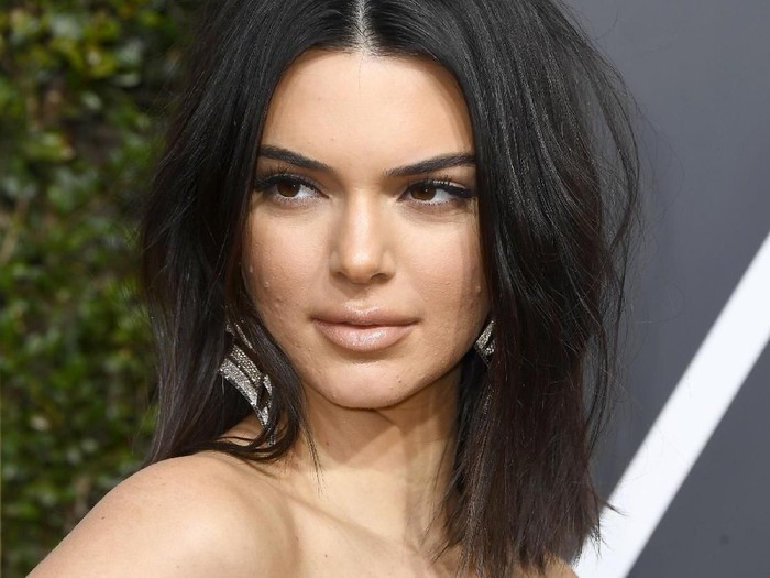 Kendall Jenner mencuri perhatian dengan jerawatnya saat menghadiri Golden Globe Awards. Foto: Frazer Harrison/Getty Images Kendall Jenner mencuri perhatian dengan jerawatnya saat menghadiri Golden Globe Awards. Foto: Frazer Harrison/Getty Images