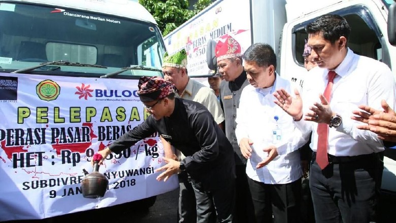 Bupati Anas Sambut Baik Operasi Pasar yang Digelar Bulog Bupati Anas Sambut Baik Operasi Pasar yang Digelar Bulog