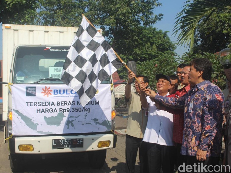 Gelar Operasi Pasar, Bulog Stabilkan Harga Beras Medium di Jatim Gelar Operasi Pasar, Bulog Stabilkan Harga Beras Medium di Jatim