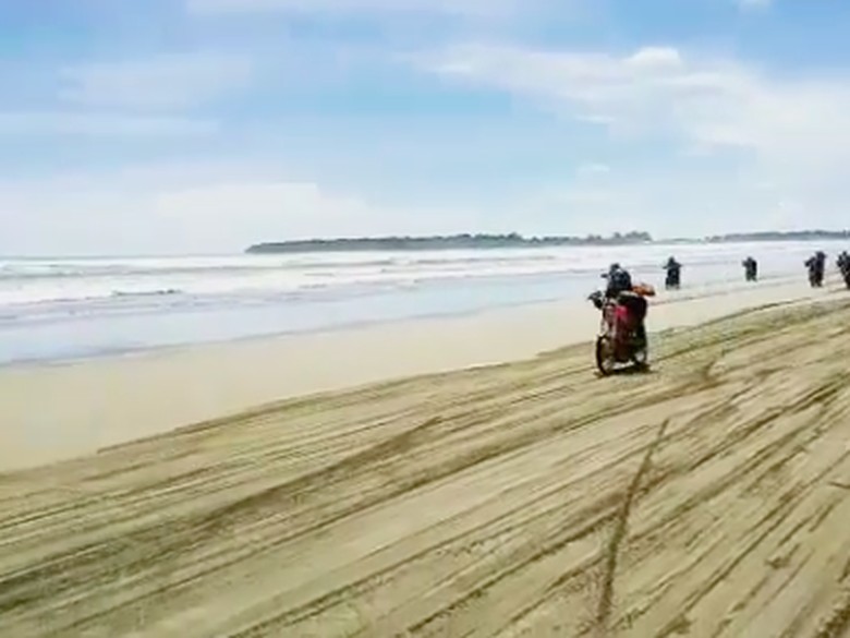 Seru, Balapan di Bibir Pantai Ujung Genteng Seru, Balapan di Bibir Pantai Ujung Genteng
