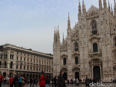 Foto: Merpati-merpati Cantik & Alun-alun Nyaman Kota Milan