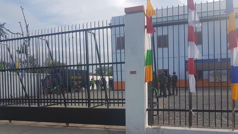 Kaca Kantor KPU Jayawijaya Dipecahkan, 7 Mobil Dirusak Kaca Kantor KPU Jayawijaya Dipecahkan, 7 Mobil Dirusak