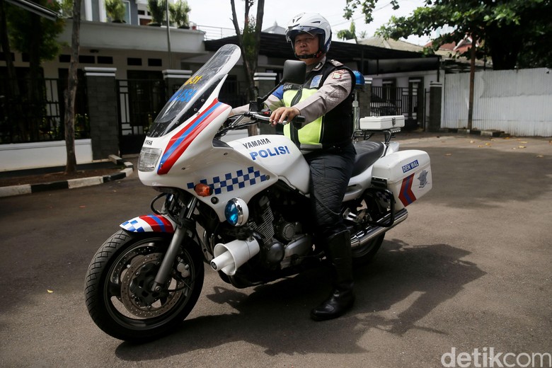 Saat Libur, Petugas Patwal Ini Juga Bantu Istri Bikin Kue Saat Libur, Petugas Patwal Ini Juga Bantu Istri Bikin Kue