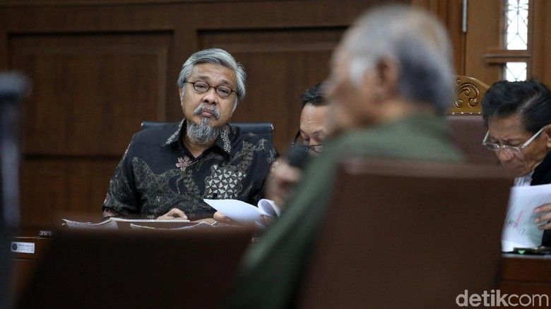 Baca Pleidoi, Pengacara: Rumah dan BMW Bukan Milik Nur Alam Baca Pleidoi, Pengacara: Rumah dan BMW Bukan Milik Nur Alam