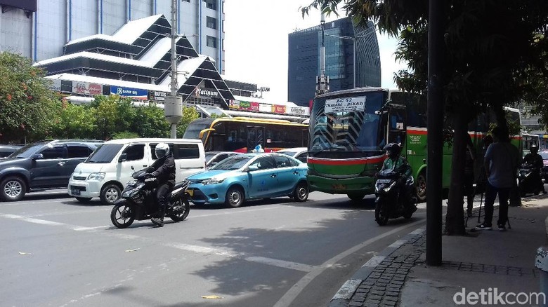 Papan Rambu Sudah Dicopot, Pemotor Mulai Lewati Jl Thamrin-Monas Papan Rambu Sudah Dicopot, Pemotor Mulai Lewati Jl Thamrin-Monas