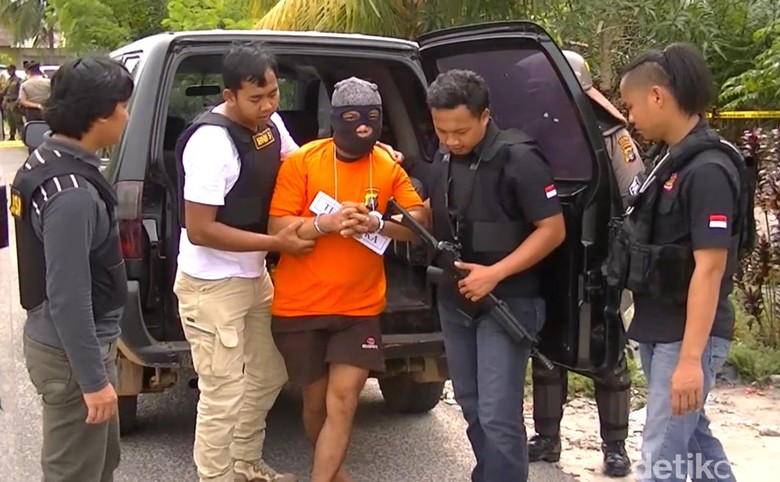 Polisi Gelar Rekonstruksi Pembunuhan Ibu Kandung yang Tewas Dibacok Polisi Gelar Rekonstruksi Pembunuhan Ibu Kandung yang Tewas Dibacok