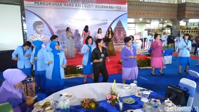 Menteri Retno dan Susi Joget Diiringi Lagu Country Menteri Retno dan Susi Joget Diiringi Lagu Country