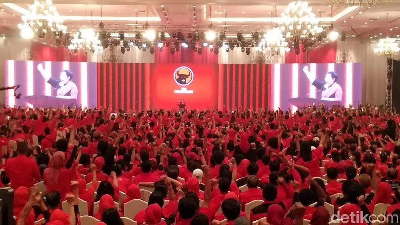 Gemuruh Tepuk Tangan untuk Jokowi Saat Banggakan PDIP Gemuruh Tepuk Tangan untuk Jokowi Saat Banggakan PDIP
