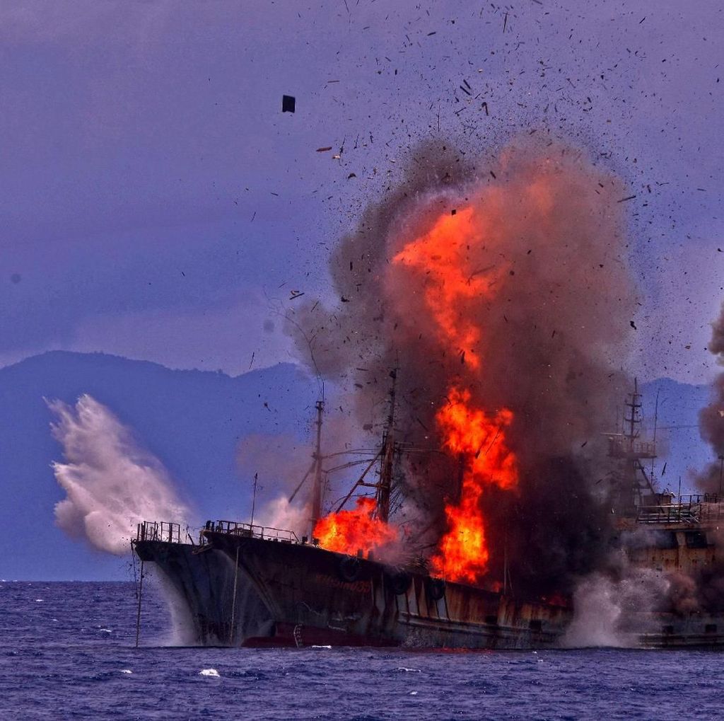 Susi Tenggelamkan Kapal Maling Ikan, Akankah Tinggal Kenangan? Susi Tenggelamkan Kapal Maling Ikan, Akankah Tinggal Kenangan?