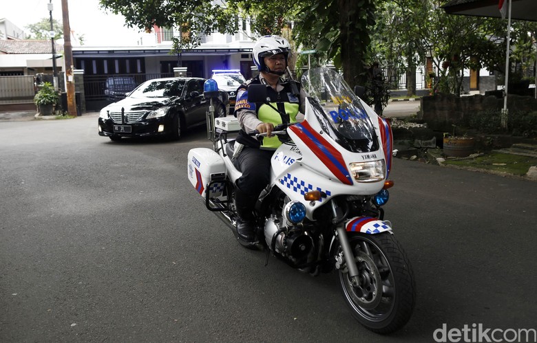 Banyak Orang Kesal Sama Rombongan Patwal, Ini Tanggapannya Banyak Orang Kesal Sama Rombongan Patwal, Ini Tanggapannya
