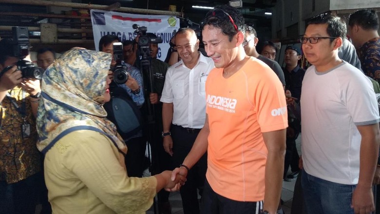 Sandiaga Cek Operasi Pasar Beras di Pasar Santa Sandiaga Cek Operasi Pasar Beras di Pasar Santa