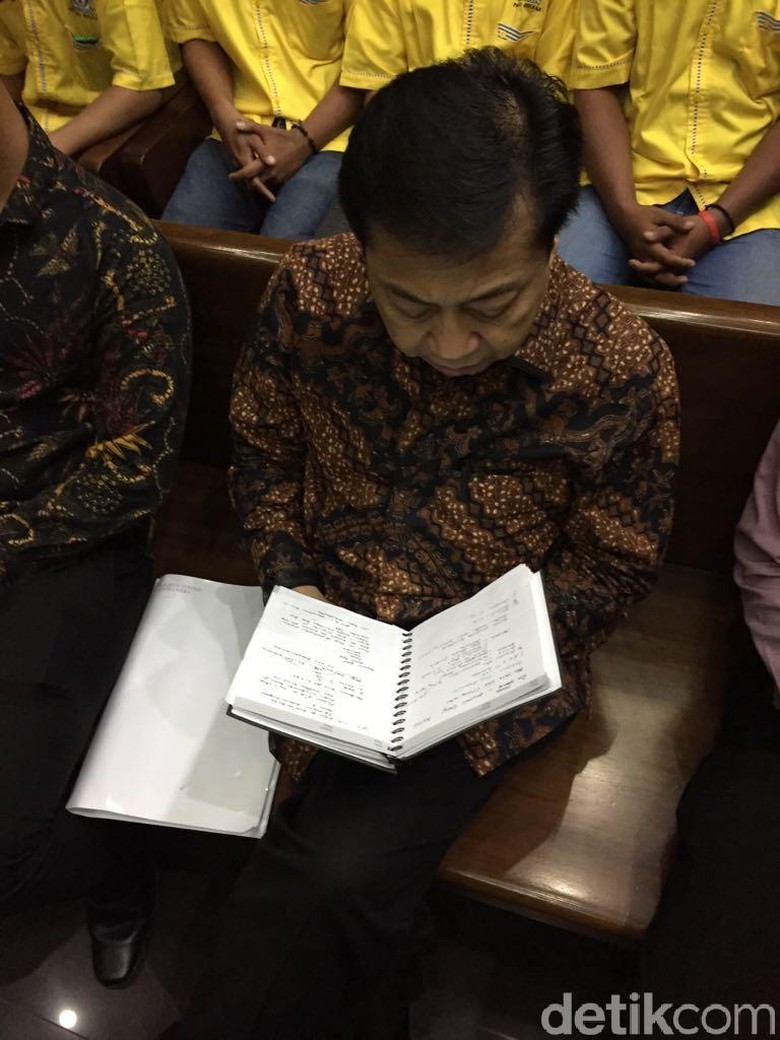 Jelang Sidang, Novanto Sempat Buka Buku Catatan Hitam Jelang Sidang, Novanto Sempat Buka Buku Catatan Hitam