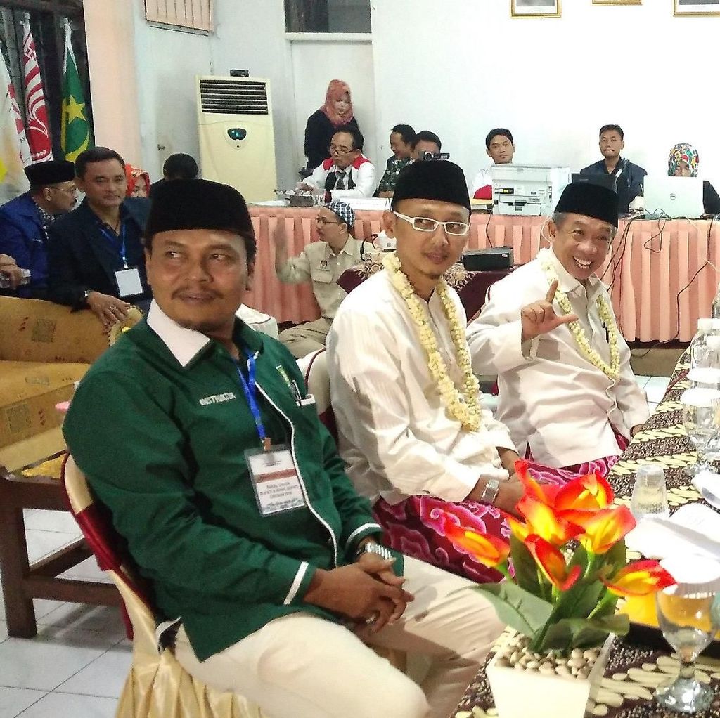 Diusung PKB-NasDem, Qomar Dampingi Lutfi Daftar Pilbub Cirebon Diusung PKB-NasDem, Qomar Dampingi Lutfi Daftar Pilbub Cirebon