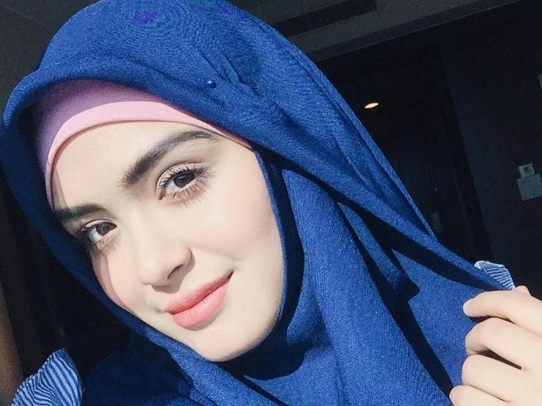 Cerita Vebby Palwinta yang Ingin Berhijab Sejak Dulu Cerita Vebby Palwinta yang Ingin Berhijab Sejak Dulu