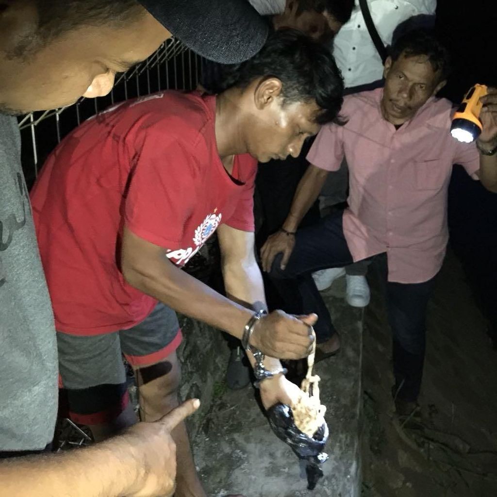 Polisi Temukan Tali Pocong yang Dibuang Irpan ke Sungai Polisi Temukan Tali Pocong yang Dibuang Irpan ke Sungai