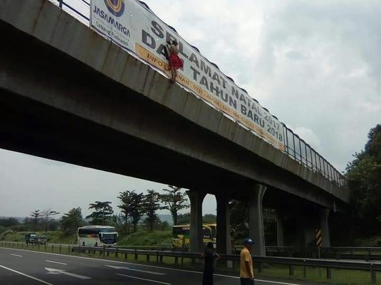 Dilarang Pacaran, Siswi SMP Nekat Terjun dari Flyover Palikanci Dilarang Pacaran, Siswi SMP Nekat Terjun dari Flyover Palikanci