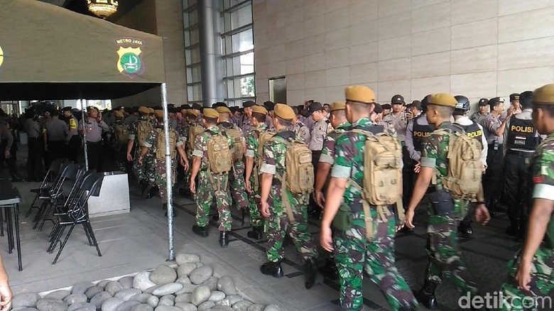 Kantor Facebook Dijaga Ketat, Ada 1.200 Polisi Siaga Amankan Demo Kantor Facebook Dijaga Ketat, Ada 1.200 Polisi Siaga Amankan Demo