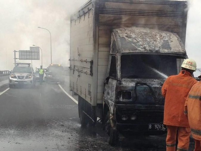 Mobil Boks Terbakar di Cempaka Putih, Lalin Tersendat Mobil Boks Terbakar di Cempaka Putih, Lalin Tersendat