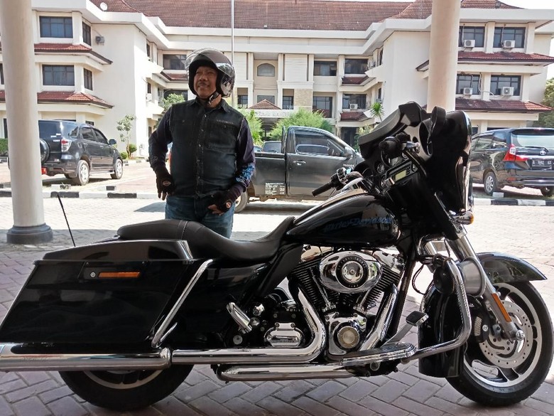 Sosok Plt Wali Kota Cilegon Nyentrik yang Ngantor Naik Harley Sosok Plt Wali Kota Cilegon Nyentrik yang Ngantor Naik Harley