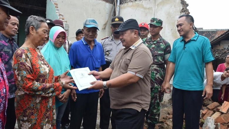 Bupati Madiun Bantu Janda yang Rumahnya Ambruk Tersapu Angin Bupati Madiun Bantu Janda yang Rumahnya Ambruk Tersapu Angin