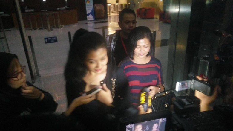 Datangi KPK, Keluarga Bawa Obat Jantung dan Pakaian untuk Fredrich Datangi KPK, Keluarga Bawa Obat Jantung dan Pakaian untuk Fredrich