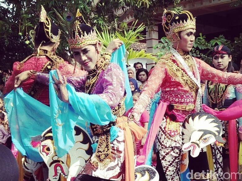 Tradisi Gemblak Erat dengan Kesenian Reog Ponorogo Tradisi Gemblak Erat dengan Kesenian Reog Ponorogo