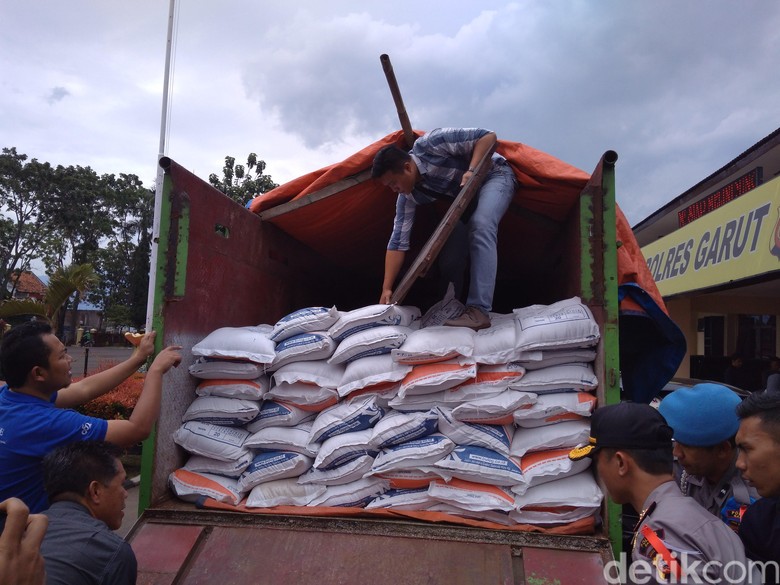 50 Kuintal Beras Sejahtera di Garut Diduga Diselewengkan 50 Kuintal Beras Sejahtera di Garut Diduga Diselewengkan