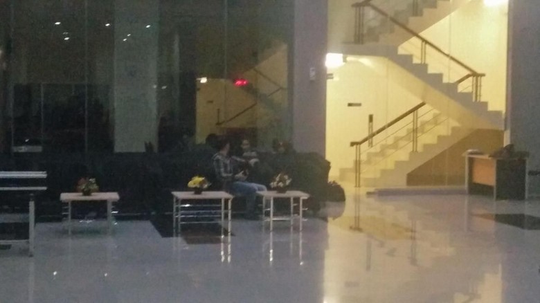 Dini Hari, Keluarga Fredrich Sambangi Gedung KPK Dini Hari, Keluarga Fredrich Sambangi Gedung KPK