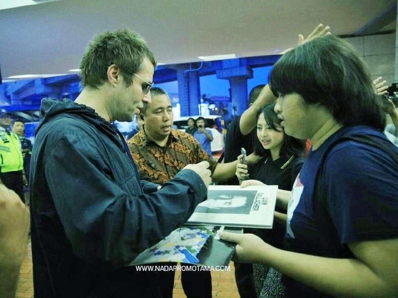 Tiba di Jakarta, Liam Gallagher Bubuhkan Tanda Tangan di Piringan Hitam Tiba di Jakarta, Liam Gallagher Bubuhkan Tanda Tangan di Piringan Hitam