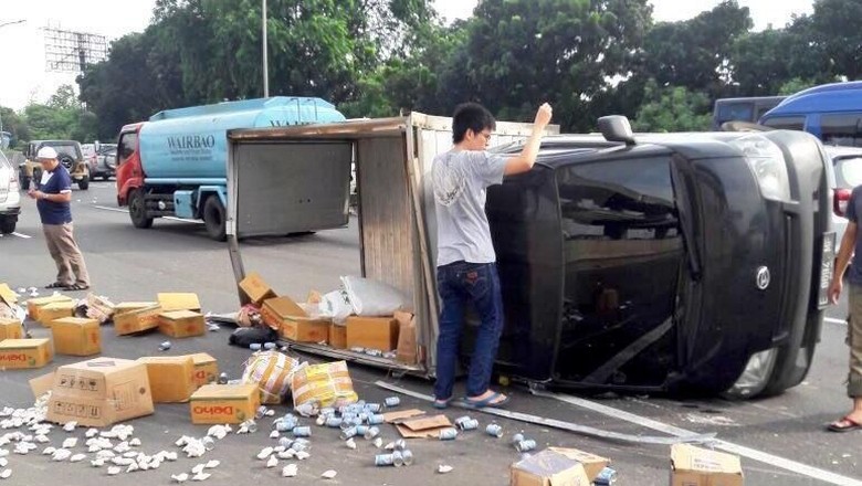 Mobil Box Pembawa Sembako Terguling di Tol Jagorawi Mobil Box Pembawa Sembako Terguling di Tol Jagorawi