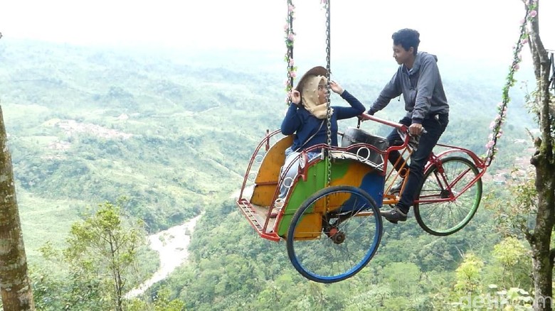 Foto: Sensasi mengayuh becak di atas awan (Uje Hartono/detikTravel) Foto: Sensasi mengayuh becak di atas awan (Uje Hartono/detikTravel)